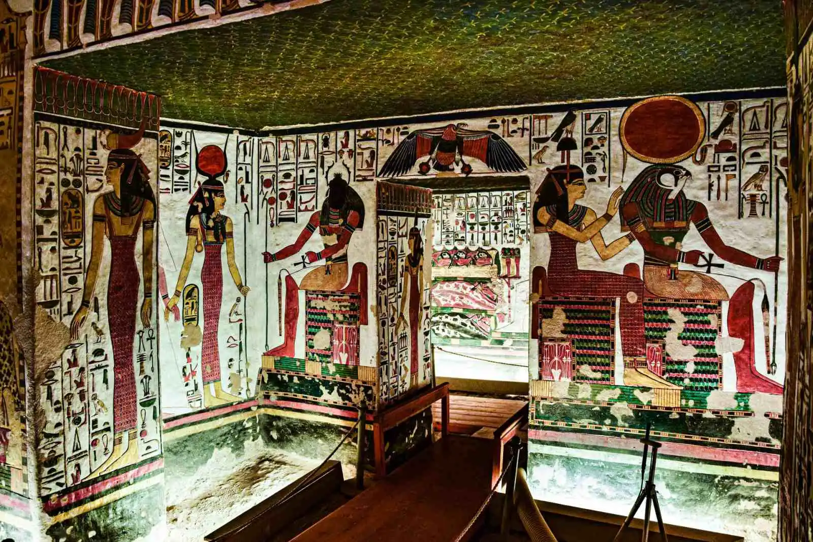 Barevně malovaná pohřební komora v Údolí králů s vyobrazením egyptských božstev